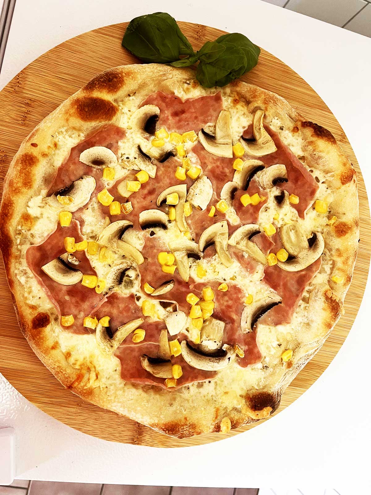 Lahodná pizza s čerstvými ingrediencemi