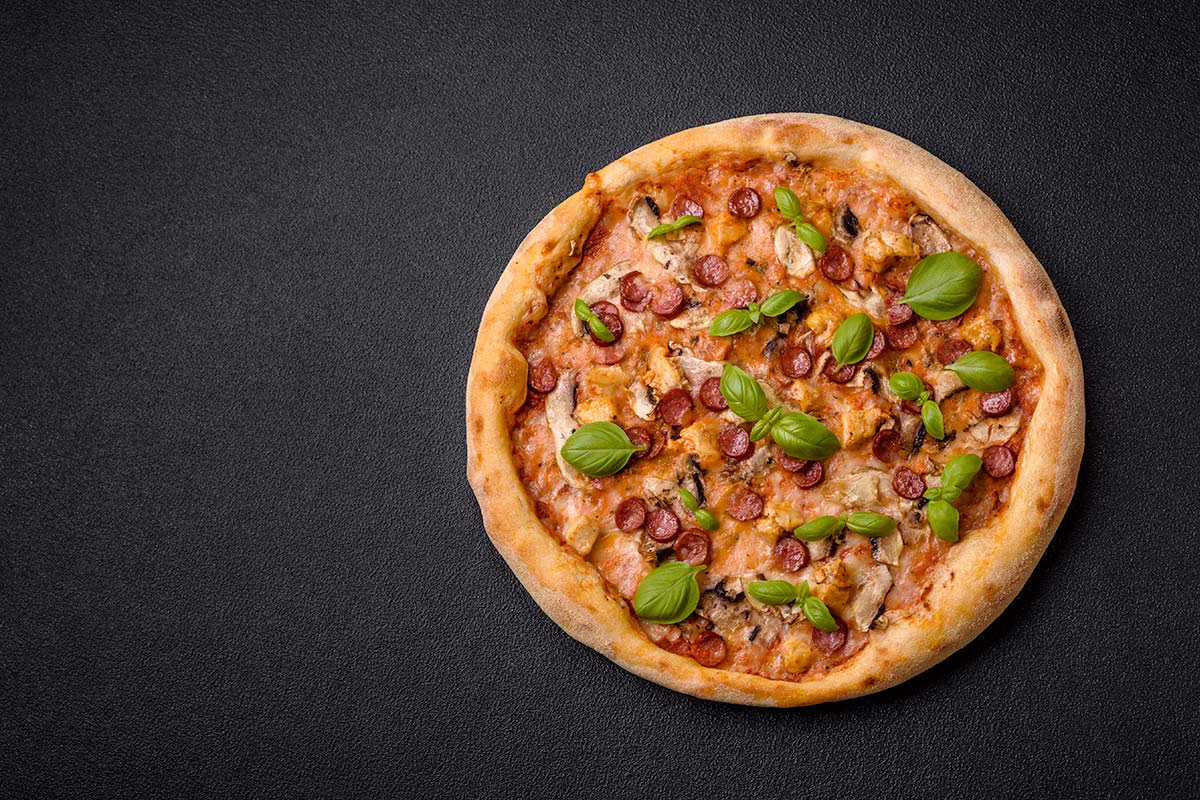 Lahodná pizza s čerstvými ingrediencemi